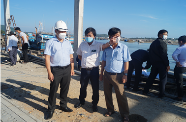 Kiểm tra tiến độ dự án Sửa chữa, nâng cấp, mở rộng nhà phân loại cá tại cảng cá Sa Huỳnh và cảng neo trú tàu thuyền Tịnh Hòa
