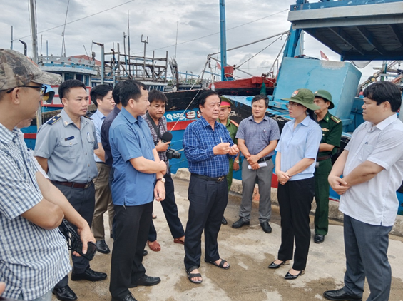 Bộ trưởng Bộ Nông nghiệp và PTNT kiểm tra công tác phòng, chống bão số 4 tại tỉnh Quảng Ngãi