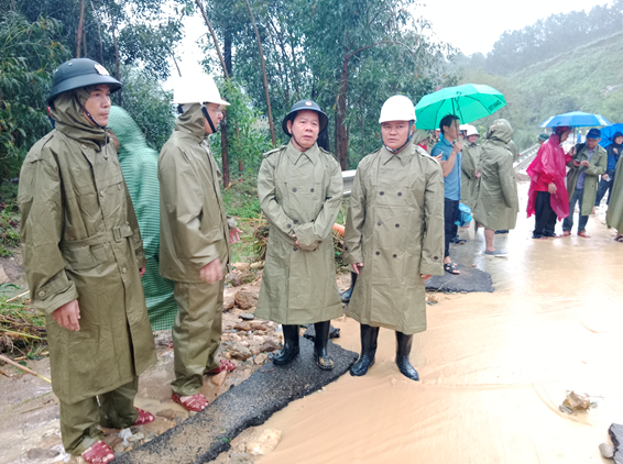 Chỉ đạo tìm kiếm công nhân mất tích sạt lở núi tại huyện Trà Bồng