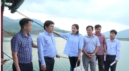 Phó Chủ tịch UBND tỉnh Trần Phước Hiền khảo sát tiềm năng nuôi cá nước ngọt trong lòng hồ chứa nước Nước Trong