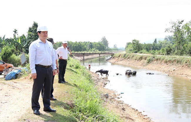 Phó Chủ tịch UBND tỉnh Trần Phước Hiền kiểm tra đoạn kênh chính Nam qua địa bàn huyện Tư Nghĩa