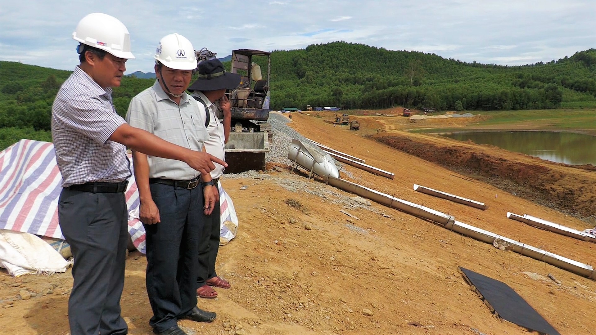 Giám đốc Sở Nông nghiệp và PTNT kiểm tra tiến độ thi công các công trình sửa chữa, nâng cấp hồ chứa nước tại huyện Bình Sơn