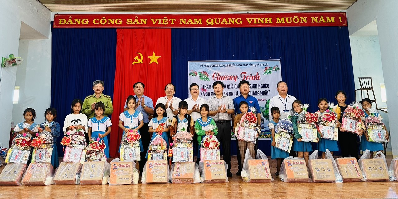 Sở Nông nghiệp và PTNT tặng quà cho học sinh nghèo ở xã Ba Xa