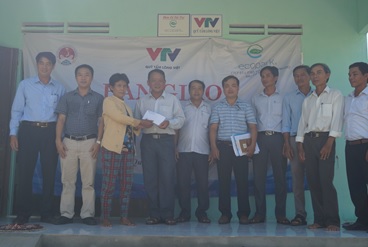 Quỹ Tấm lòng Việt bàn giao nhà chống bão lũ cho hộ nghèo tại Quảng Ngãi