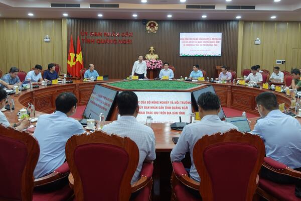 Thứ trưởng Bộ Nông nghiệp và Môi trường Phùng Đức Tiến làm việc tại Quảng Ngãi