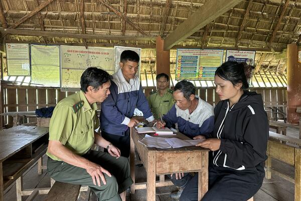 A TÚT - NGƯỜI THẮP LỬA XANH GIỮA ĐẠI NGÀN