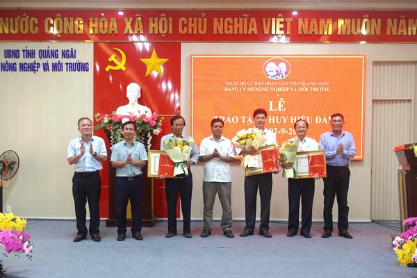 Đảng ủy Sở Nông nghiệp và Môi trường tổ chức Lễ trao tặng Huy hiệu Đảng đợt 02-9-2026