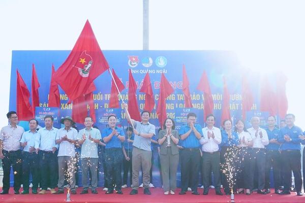 Chủ tịch UBND tỉnh Nguyễn Đức Tâm dự Lễ phát động Phong trào “Tuổi trẻ Quảng Ngãi chung tay bảo vệ môi trường Sáng - Xanh – Sạch – Đẹp”