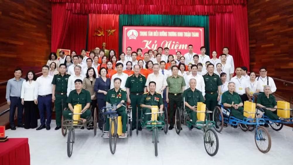 Tổng Bí thư, Chủ tịch nước Tô Lâm và đại biểu với các cán bộ và thương binh, bệnh binh tại Trung tâm Điều dưỡng thương binh Thuận Thành. (Ảnh: Thống Nhất/TTXVN)
