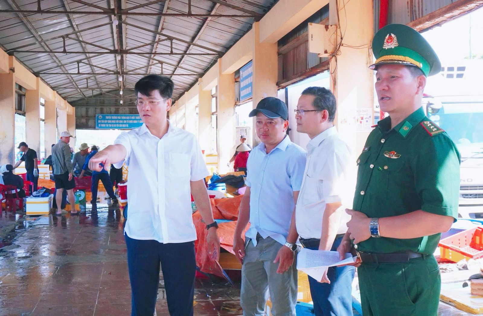 Phó Chủ tịch UBND tỉnh Đỗ Tâm Hiển kiểm tra tại Cảng cá Sa Huỳnh